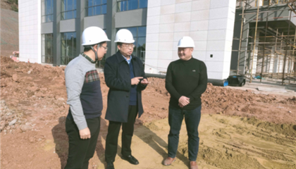 遂寧興業(yè)集團(tuán)黨委副書(shū)記、監(jiān)事會(huì)主席、工會(huì)主席石鎮(zhèn)槐深入遂寧市興學(xué)商務(wù)中心項(xiàng)目、公共衛(wèi)生臨床醫(yī)療中心一期項(xiàng)目進(jìn)行實(shí)地巡查