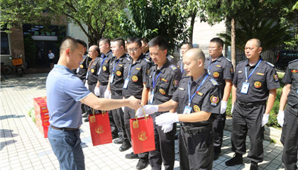 遂寧興業(yè)集團(tuán)開展“情系基層 夏送清涼”防暑降溫慰問(wèn)活動(dòng)