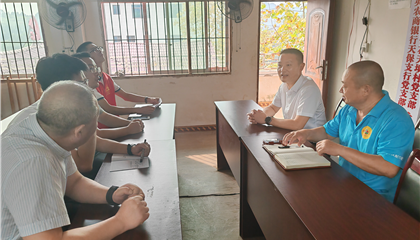 向誠(chéng)率隊(duì)到聯(lián)系村宣講黨的二十屆三中全會(huì)、省委十二屆六次全會(huì)精神并調(diào)研督導(dǎo)駐村幫扶工作